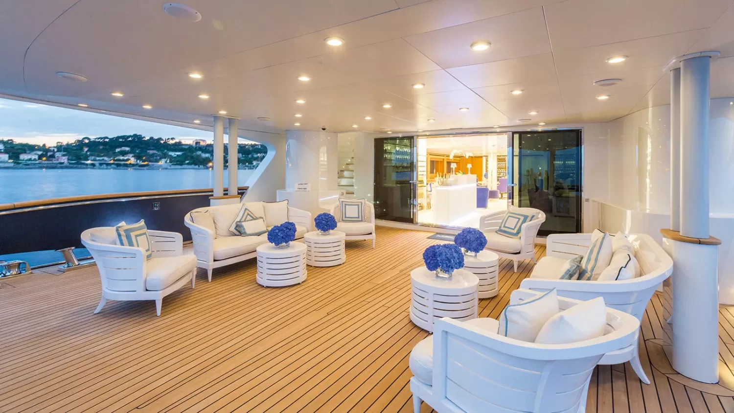 SPJFOoS8SJO9sipjt3Qg_mischief-aft-deck Privacy Charter Boat Sydney Harbour