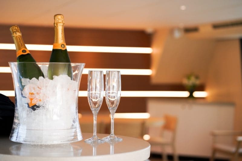 Entertaining on Yacht Entertaining on Yacht